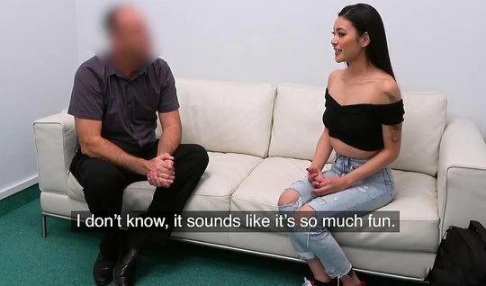 Красивая брюнетка сношается с агентом на кожаном диване первый раз в жизни - секс порно видео