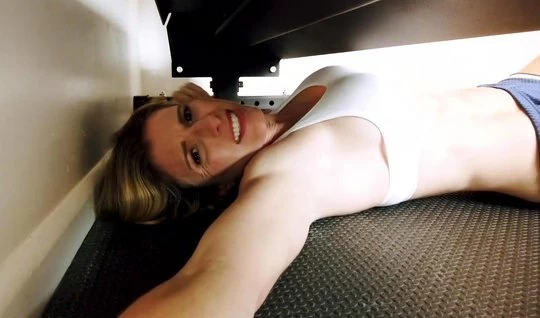 Красивая соседка занимается фитнесом и жестко порется с пацаном для здоровья - секс порно видео