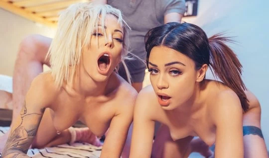 Пара красивых девушек на выходные устраивает групповой анальный секс с двойным проникновением - секс порно видео