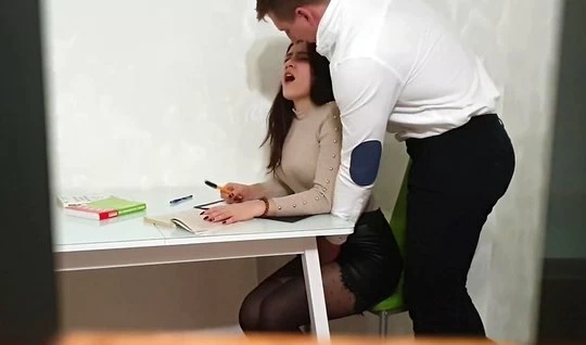 Парочка студентов колледжа бодро чпокается на столе преподавателя
